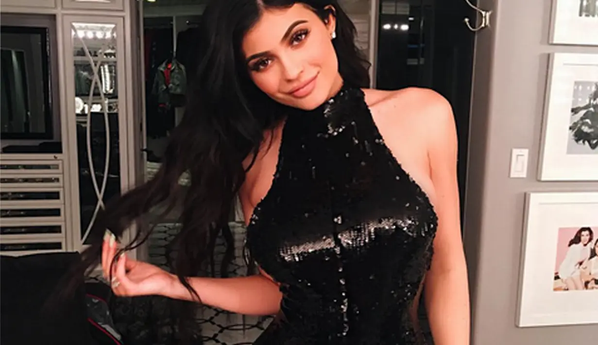 Kylie Jenner selalu hadir dengan hal-hal yang mengejutkan. Di awal tahun 2017 ini, Kylie datang dengan kabar ingin membatasi diri dalam penggunaan media sosial. Ia tidak akan mengunggah hal yang bersifat pribadi. (Instagram/Kyliejenner)