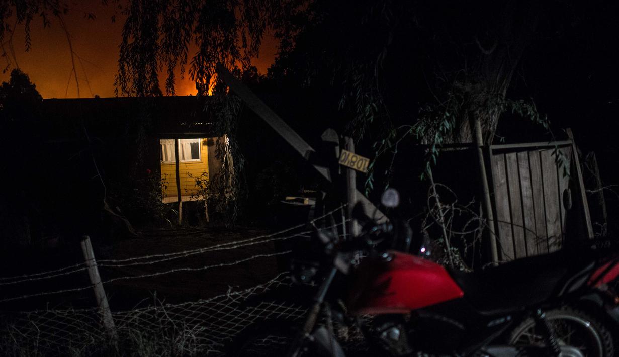 Kondisi sebuah rumah di dekat kebakaran hutan di wilayah Santiago, Chile (20/1). Menerut Kantor Darurat Nasional setidaknya 4.000 orang telah dievakuasi dari kebakaran dahsyat tersebut. (AFP Photo/Martin Bernetti)