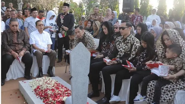 Momen SBY dan Keluarga Ziarah Makam Di Hari Ulang Tahun Ani Yudhoyono
