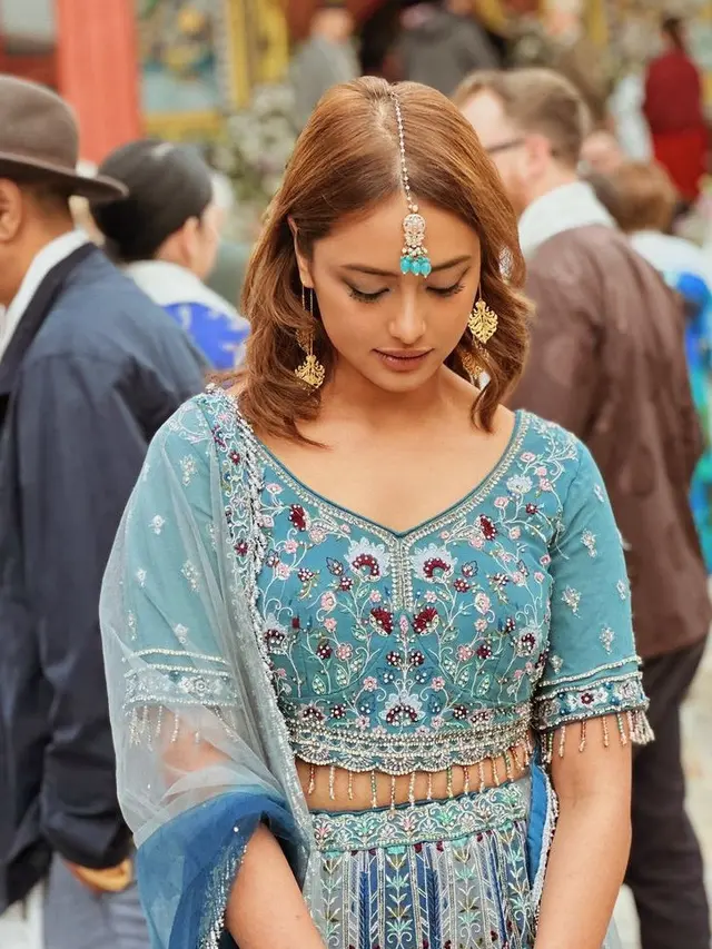 Amanda Khairunnisa adik Maudy Ayunda Kondangan Sampai ke Nepal Bersama Suami. [@akhairunnisa]