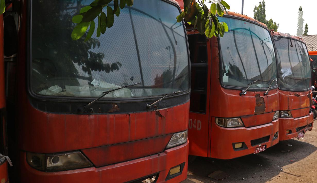 Deretan bangkai kendaraan dinas di Kantor Dinas Lingkungan Hidup DKI, Kramat Jati, Jakarta, Rabu (4/11/2020). Puluhan kendaraan tidak layak pakai, bekas kecelakaan dan rusak yang terdiri dari truk sampah, toilet mobile serta bus dinas itu milik Dinas Lingkungan Hidup. (Liputan6.com/Herman Zakharia)