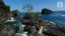 Terdapat celah batu karang yang setiap saat menyuguhkan panorama air laut pasang menghantam batu-batu pantai berwarna putih. (merdeka.com/Arie Basuki)