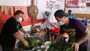 Relawan memasak makanan di dapur umum peduli COVID-19 di kawasan Karet Semanggi, Jakarta, Selasa (13/7/2021). Menurut keterangan relawan, dalam sehari dapur umum tersebut menghasilkan rata-rata 1.000 paket makanan. (Liputan6.com/Faizal Fanani)