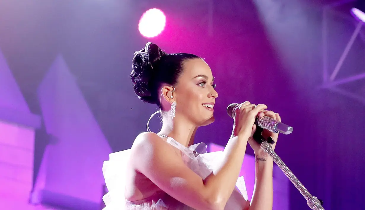 Setelah aksi bugil itu, sebulan kemudian dirinya merayakan Halloween dengan konsep masih aksi mendukung jagoannya Hillary Clinton. Namun berbeda dengan sebelumnya, kala itu ia tidak berpose bugil. (AFP/Bintang.com)