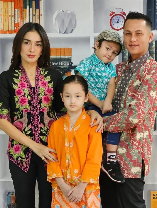 Dalam kesempatan itu. Ussy tampil menawan mengenakan.kebaya bordir dan celana panjang serba hitam. Penampilannya dilengkapi dengan heels fuschia.