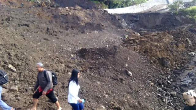 Pelintas harus melalui jalan yang ambles sepanjang 50 meter dan kedalaman enam meter. (Foto: Liputan6.com/RAPI Banjarnegara/Muhamad Ridlo)