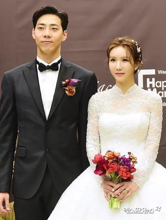 Seperti yang dikabarkan sebelumnya, para sahabat dari Jung Ah menyanyikan lagu sebagai bentuk ucapan selamat. Hang Dong Geun, Raina, Bada S.E.S dipercaya untuk membawakan lagu ucapan selamat. (Foto: soompi.com)