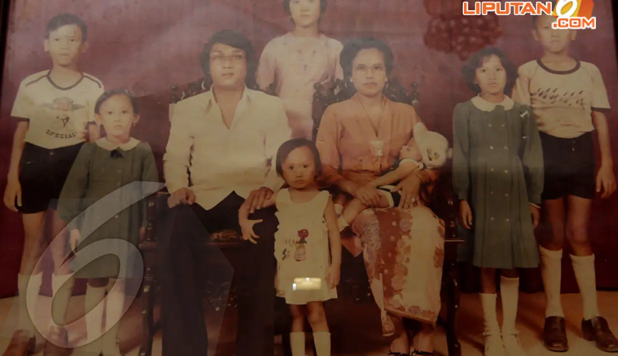 Foto kenangan almarhum Jojon bersama keluarga, masih terpampang di rumah IIn Sina di Ciledug, Tangerang, Senin (14/04/2014) (Liputan6.com/Andrian M Tunay).