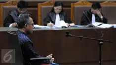 Hakim PTUN Medan Tripeni Irianto Putro saat menjalani sidang lanjutan dengan agenda pembacaan pledoi, Jakarta, Kamis (26/11/2015). Tripeni mengaku sama sekali tidak punya itikad menerima duit suap dari OC Kaligis. (Liputan6.com/Helmi Afandi)