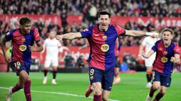 Gol pembuka keunggulan Blaugrana terjadi di menit ke-7 lewat aksi Robert Lewandowski. (CRISTINA QUICLER/AFP)