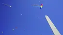 Sejumlah layang-layang terbang dengan latar belakang Monumen Washington pada Festival Blossom Kite di Washington, D.C., Amerika Serikat, Sabtu (31/3). Festival ini merupakan serangkaian kegiatan menyambut bunga sakura bermekaran. (Eva HAMBACH/AFP)