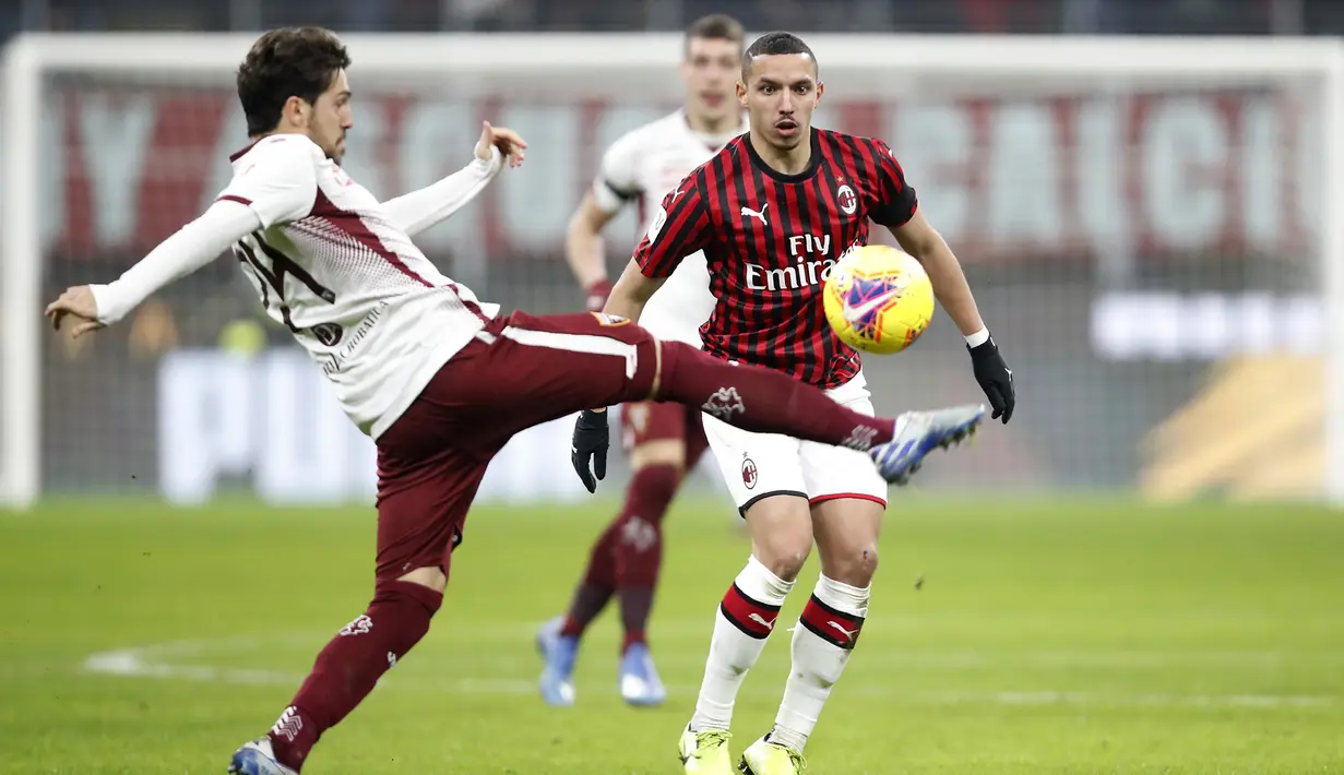 Gelandang AC Milan, Ismael Bennacer berusaha merebut bola dari pemain Torino, Simone Verdi pada pertandingan perempat final Coppa Italia di stadion San Siro, Milan (28/1/2020). AC Milan menang 4-2 atas Torino dan melaju ke babak semifinal melawan Juventus.  (AP Photo/Antonio Calanni)