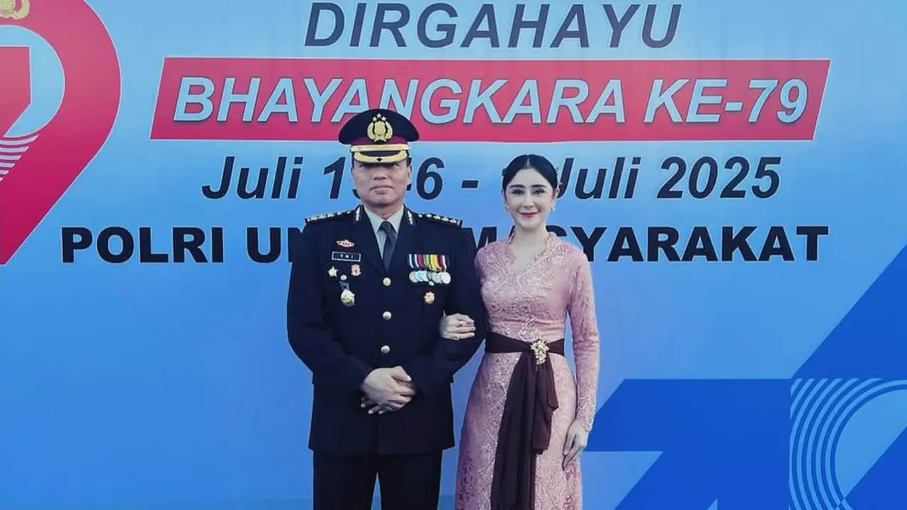 Kebaya Panjang dengan Selendang Ikat Samping Pinggang ala Uut Permatasari