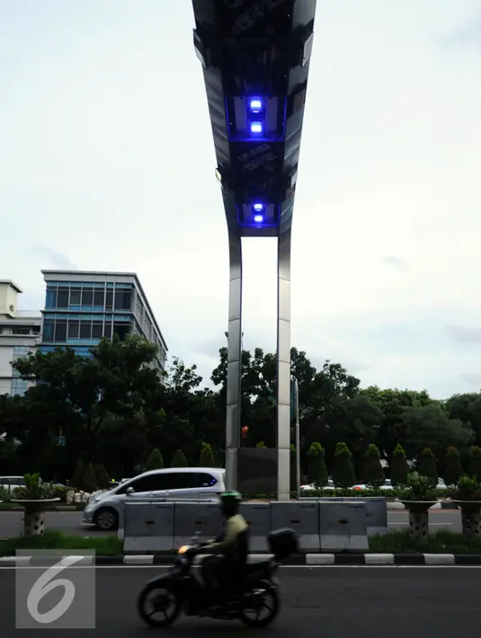 Pengendara saat melintas di bawah gate ERP di Jalan Jenderal Sudirman Jakarta, Senin, (14/12). Lebih dari 1 tahun belakangan ini gate ERP hanya menjadi hiasan jalan karena belum jelasnya penerapan program tersebut. (Liputan6.com/Helmi Fithriansyah)