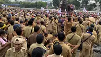 Ribuan pendemo yang tergabung dengan Persatuan Perangkat Desa Indonesia (PPID) mulai memenuhi depan Gedung DPR RI di Jalan Gatot Subroto pada Rabu (25/1/2023) pagi. (Foto:Liputan6/Delvira Hutabarat)