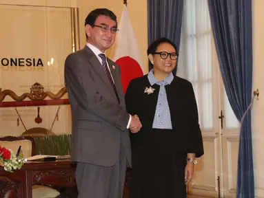Menteri Luar Negeri RI Retno Marsudi bersalama dengan Menteri Luar Negeri Jepang Taro Kono usai melakukan pertemuan di Gedung Pancasila, Jakarta, Senin (25/6). (Liputan6.com/Angga Yuniar)