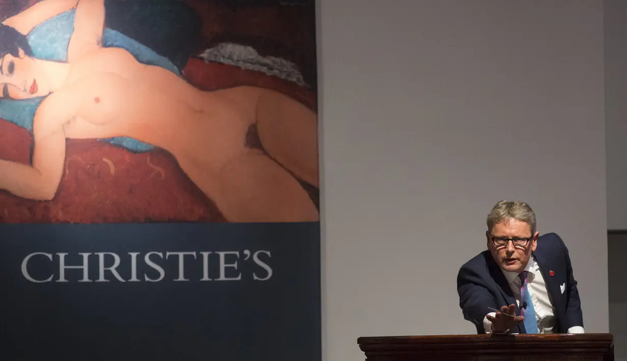 Jussi Pylkkanen memimpin lelang lukisan karya Amedeo Modigliani "Nu couche" berjudul "The Artis Muse" New York, USA (9/11). Lelang ini menampilkan karya berbagai seniman termasuk Amedeo Modigliani, Roy Lichtenstein dan Paul Gauguin. (REUTERS/Andrew Kelly)