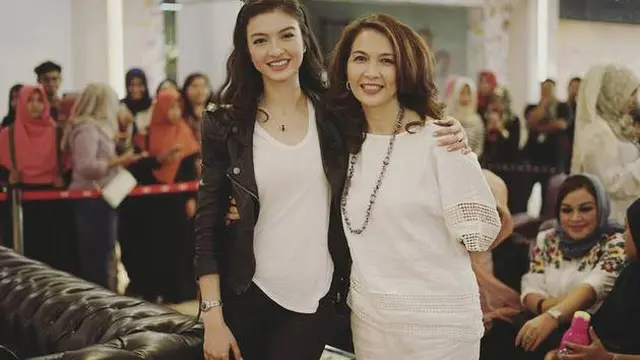 7 Potret Kebersamaan Raline Shah dan Ibunya yang Awet Muda