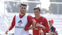 Sead Kolasinac dan Mesut Ozil. (dok. Arsenal FC)
