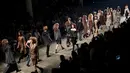 Sejumlah model berjalan diatas catwalk memakai busana desainer Uma Raquel Davidowicz selama Sao Paulo Fashion Week, Brazil, Senin (19/10/2015).  Sao Paulo Fashion week kali ini mengambil tema musim dingin 2016. (REUTERS/Nacho Doce)
