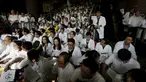 Ratusan dokter mendengarkan orasi saat aksi protes di dalam sebuah rumah sakit di Hong Kong, Rabu (21/10). Ratusan dokter umum tersebut menuntut kenaikan gaji sejalan dengan kenaikan upah pegawai negeri di kota itu. (REUTERS/Bobby Yip)