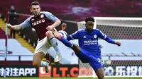 Pemain Leicester City, Wilfred Ndidi, berebut bola dengan pemain Aston Villa, John McGinn, pada laga Liga Inggris di Stadion Villa Park, Minggu (21/2/2021). Leicester City menang dengan skor 1-2. (AP Photo/Rui Vieira, Pool)