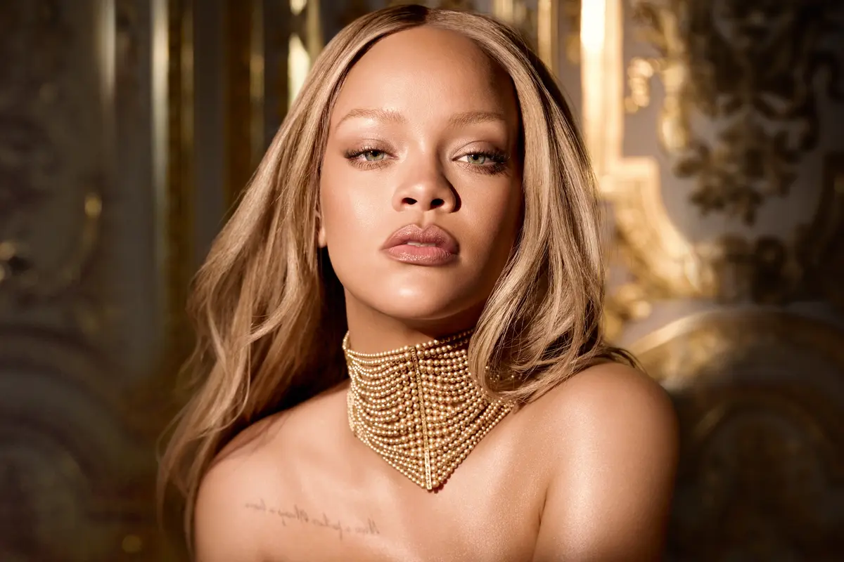Pesona Rihanna Jadi Dewi Emas saat Perdana Bintangi Kampanye J’Adore dari Dior Beauty