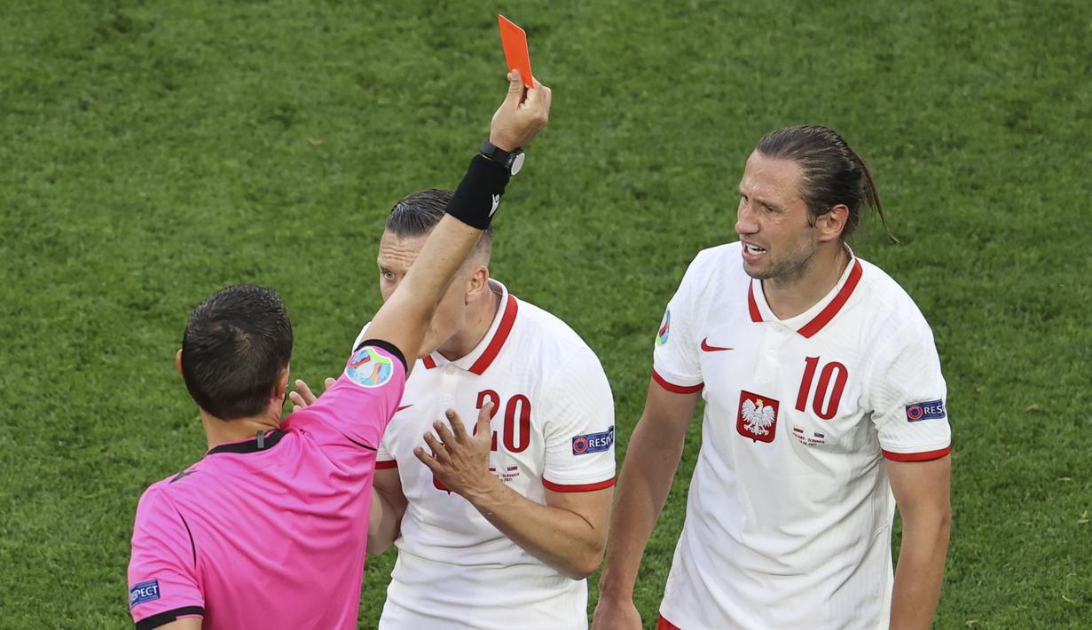 Harapan Polandia untuk memenangi pertandingan ini semakin sulit terwujud setelah kehilangan satu pemain. Grzegorz Krychowiak diganjar kartu merah pada menit ke-62. (Anton Vaganov/Pool via AP)