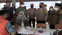 Wakil Kepala Polda Jawa Timur, Brigjen Pol Slamet Hadi Supraptoyo bersama Wali Kota Malang, Sutiaji saat meninjau vaksinasi massal di Polkesma Malang, Kamis, 7 April 2022. Capaian vaksinasi booster di Kota Malang masih rendah (Foto : Polresta Malang Kota)