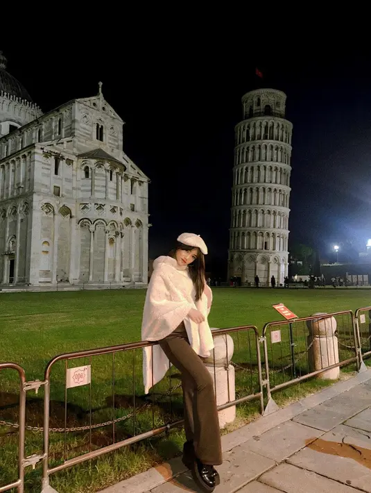 Fuji tampil memukau dengan outfit bak orang lokal. Ia mengenakan outer bulu dan topinya yang serasi, dipadu celana panjang cokelat, dan sepatu hitam. [Foto: Instagram/fuji_an]