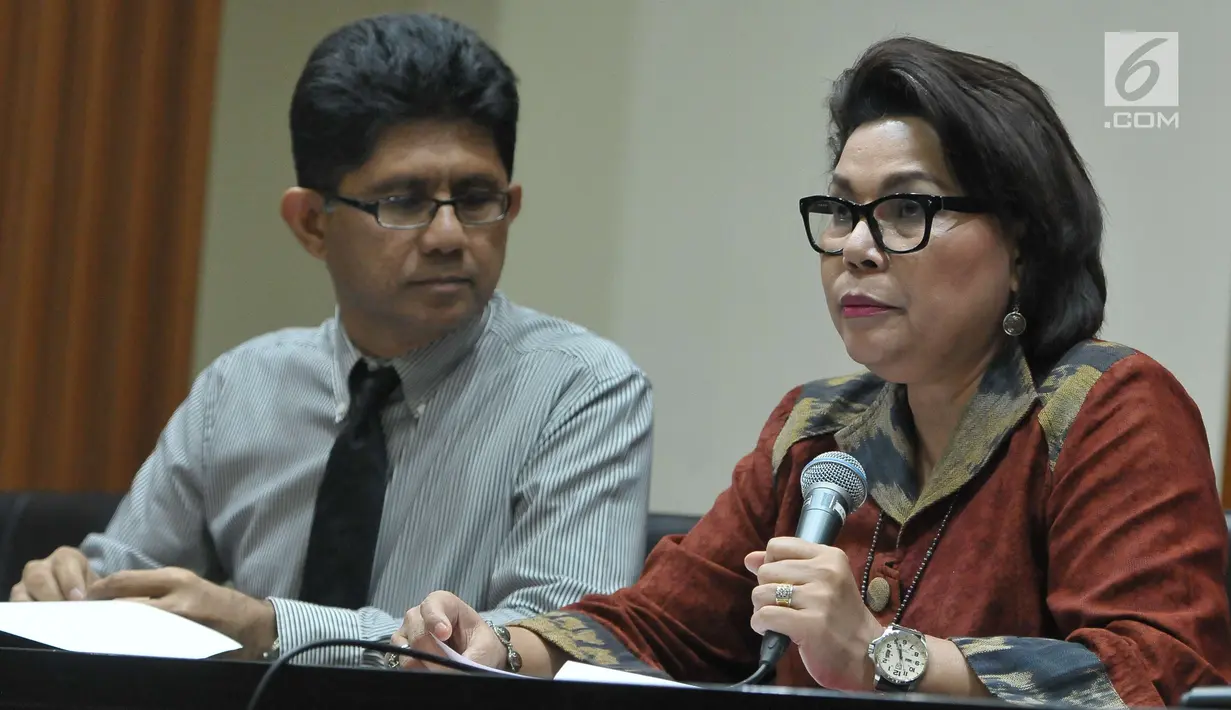Wakil ketua KPK, Basaria Panjaitan memberikan keterangan kepada awak media di gedung KPK, Jakarta, Selasa (6/6). Dalam OTT tersebut KPK berhasil mengamankan uang sebesar 150 juta rupiah. (Liputan6.com/Helmi Afandi)