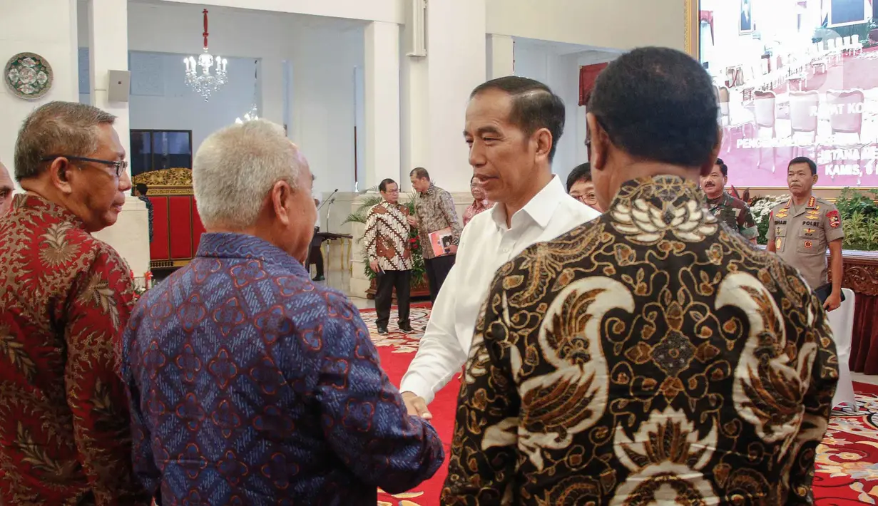 Presiden Joko Widodo atau Jokowi menyalami para peserta Rapat Koordinasi Nasional Kebakaran Hutan dan Lahan 2020 di Istana Negara, Jakarta, Kamis (6/2/2020). Jokowi memperingatkan Polri dan TNI untuk menindak tegas pelaku pembakaran hutan. (Liputan6.com/Faizal Fanani)