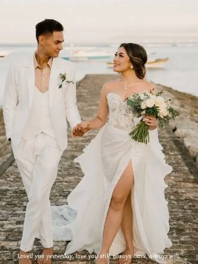 7 Potret Resepsi Pernikahan Amanda Gonzales dan Christian Rontini di Pinggir Pantai