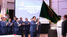 Ketua Umum PSSI, Erick Thohir menerima bendera&nbsp;PSSI saat Pelantikan Pengurus PSSI Masa Bakti 2023-2027 yang berlangsung di Hotel Fairmont, Jakarta, Jumat (26/05/2023). (Bola.com/Bagaskara Lazuardi)