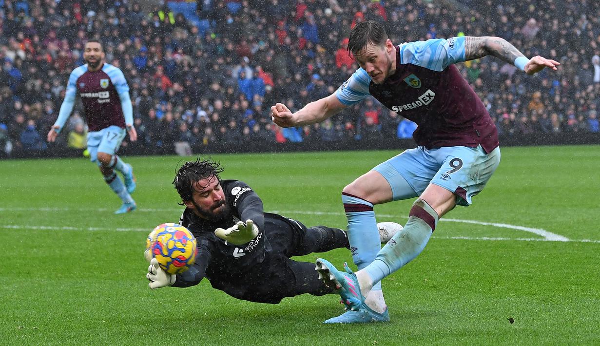 Wout Weghorst. Striker Belanda berusia 29 tahun ini didatangkan Burnley dari VFL Wolfsburg senilai 14 juta euro. Ketajamannya bersama Wolsburg ia tularkan bersama Burnley di Liga Inggris. Sebuah gol dan 2 assist mampu disumbangkannya dari total 8 laga. (AFP/Paul Ellis)