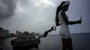 Seorang pemuda menyelam dari tembok laut Malecon ke dalam air untuk menyejukkan diri di Havana, Kuba, Rabu, 5 Juli 2023. Seluruh planet ini terik selama dua hari terpanas tidak resmi dalam pencatatan manusia pada hari Senin dan Selasa, menurut para ilmuwan Universitas Maine di proyek Climate Reanalyzer. (AP Photo/Ramon Espinosa)