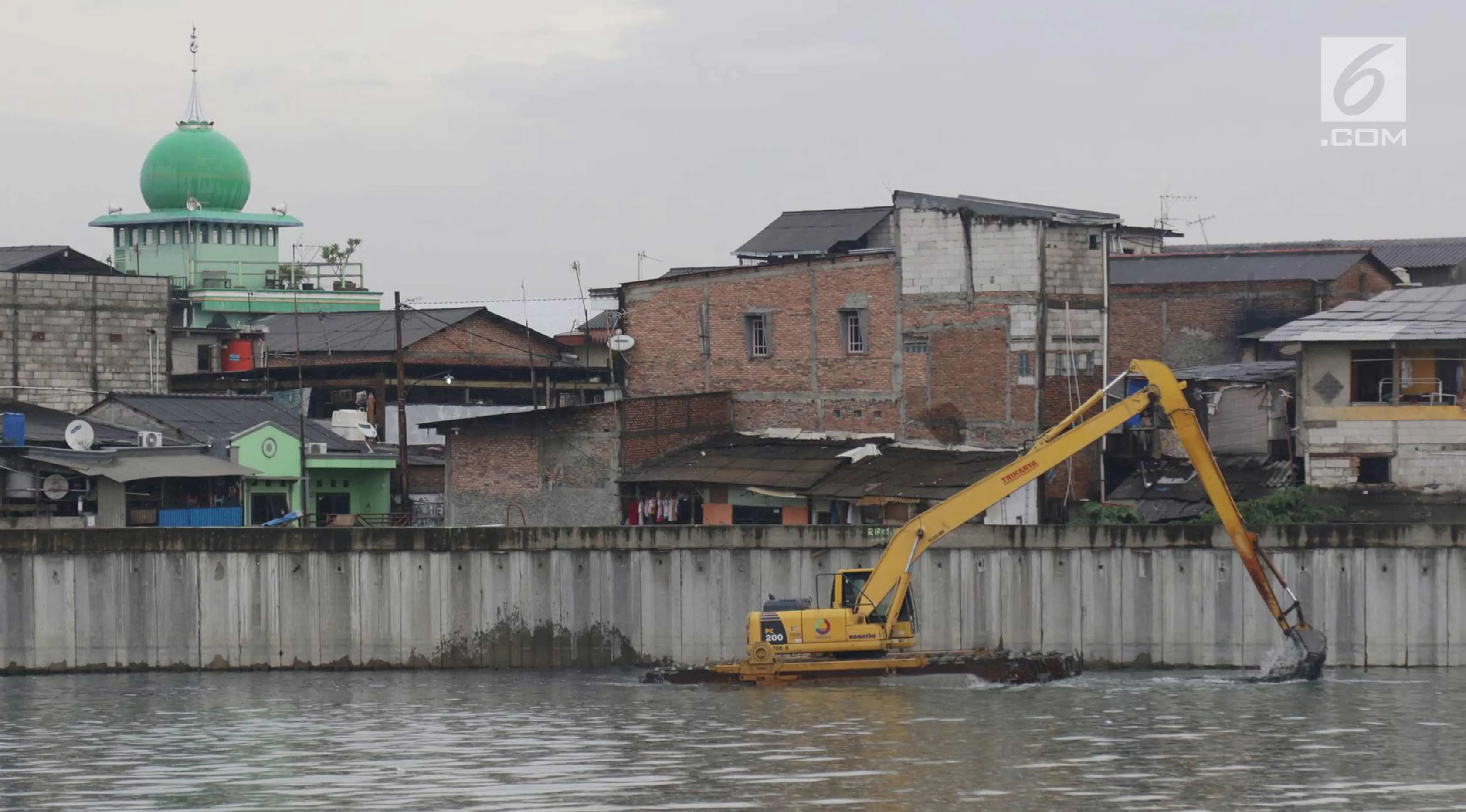 Suasana saat penggerukan endapan lumpur di Danau Sunter, Jakarta. Rabu (20/12). Pengerukan dilakukan sebagai langkah antisipasi banjir seiring datangnya musim hujan. (Liputan6.com/Immanuel Antonius)