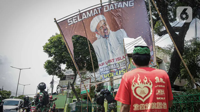 FOTO: TNI Copot Paksa Baliho Rizieq Shihab di Petamburan