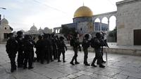Polisi Israel dikerahkan saat bentrok dengan pengunjuk rasa Palestina di Kompleks Masjid Al Aqsa, Yerusalem, Jumat (22/4/2022). Polisi Israel dan pemuda Palestina kembali bentrok di Kompleks Masjid Al Aqsa. (AP Photo/Mahmoud Illean)