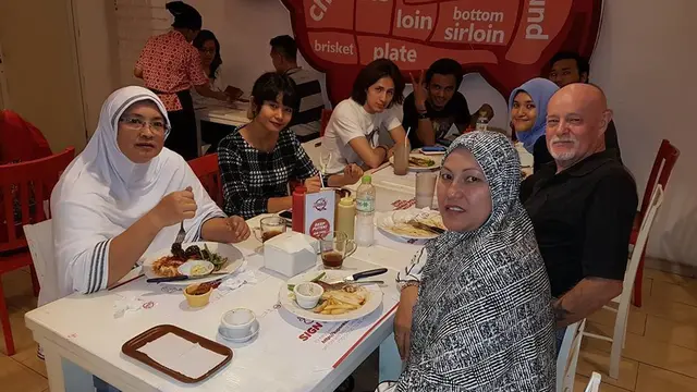 Kondisi Membaik, Ini 6 Potret Kebersamaan Dylan Carr dengan Kedua Orang Tuanya