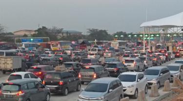 Kendaraan mudik di Tol Cikampek Utama.