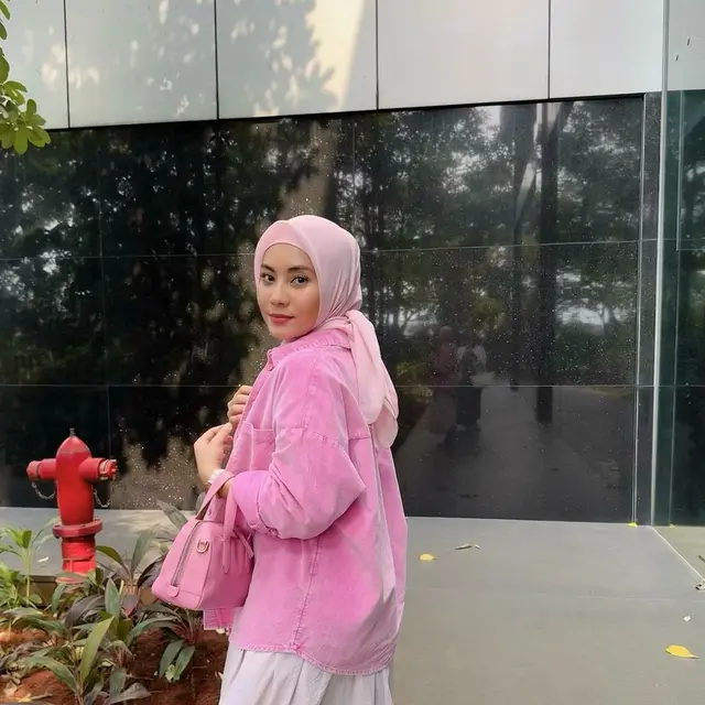 6 Potret Bunga Fathia Kakak Rey Bong Jarang Tersorot, Kenal dengan Rekan Artis