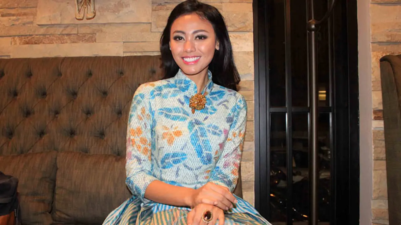 Whulandary Herman Berpose Seksi Bersama Gajah