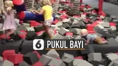 Diduga terbawa asik, bocah tersebut menyasar bayi yang merangkak di hadapannya.