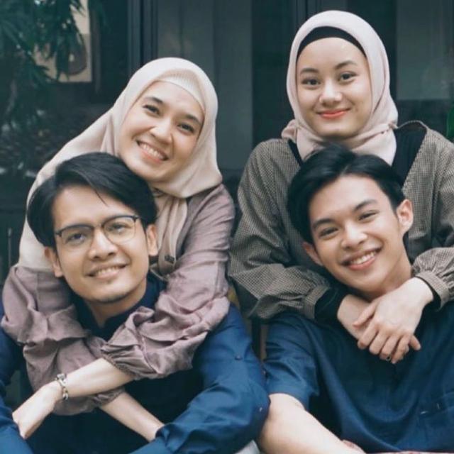 Main Film Bareng Ini 6 Potret Dinda Hauw Dan Dhini Aminarti Bersama Suami Hot Liputan6 Com