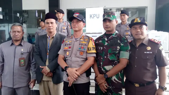 Kapolres Garut AKBP Budi Satria Wiguna, saat memberikan penjelasan kepada awak media di Gedung Intan Balarea sebelum sidang pleno KPU dimulai