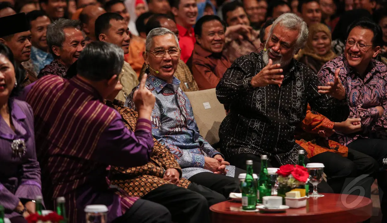 Xanana Gusmao dan Try Sutrisno terlihat tertawa saat menghadiri acara Supermentor-6: Leaders, Jakarta, Minggu (17/5/2015). Empat tokoh negarawan berbagi pengalamannya dalam rangka menyambut Hari Kebangkitan Nasional ke-107 (Liputan6.com/Faizal Fanani)