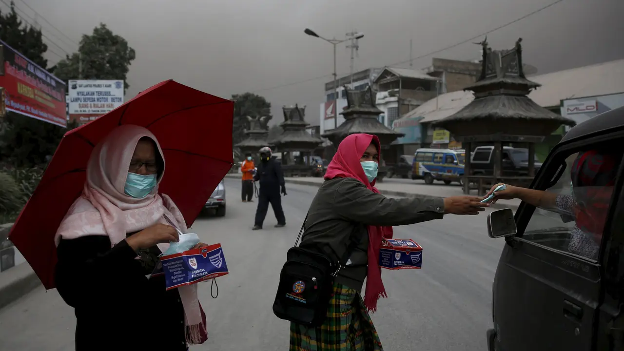 20150625-Warga Brastagi Pakai Masker-Sumatera Utara 2