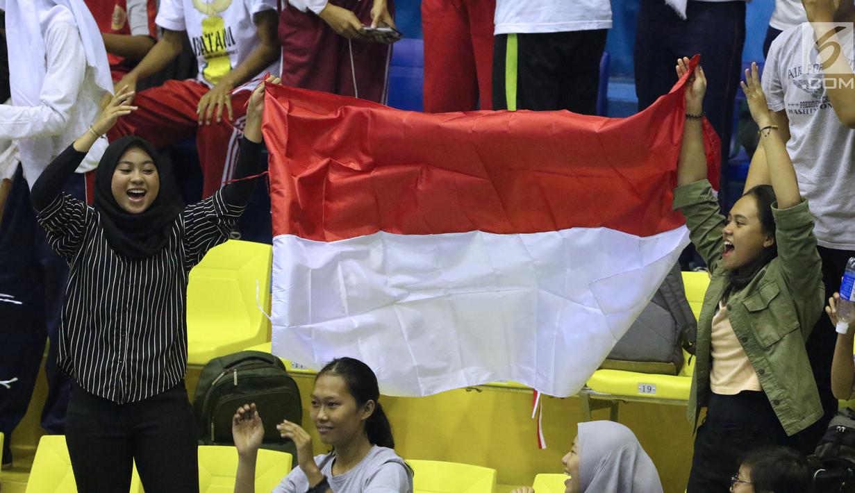Suporter Indonesia memberi semangat pada tim bola tangan putri Indonesia saat melawan Thailand di pada babak penyisihan grup B Asian Games 2018 di Jakarta, Kamis (16/8). Indonesia kalah 16-34. (Liputan6.com/Helmi Fithriansyah)