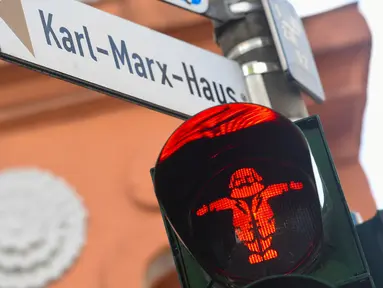 Sebuah lampu lalu lintas pejalan kaki bergambar karakter filsuf Jerman Karl Marx di Trier, Jerman (3/5). Lampu merah bergambar ini untuk memperingati 200 tahun kelahiran Karl Marx yang jatuh pada tanggal 5 Mei. (AFP/Patrik Stollarz)